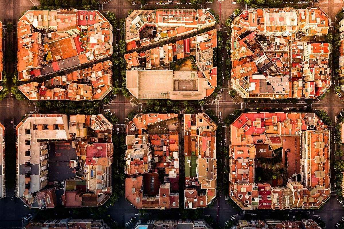 Fachadas del Eixample de Barcelona con balcones
