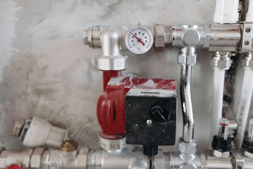 Manómetro y válvulas de una instalación de calefacción