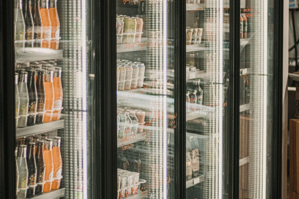 Vitrina refrigerada de una tienda de alimentación